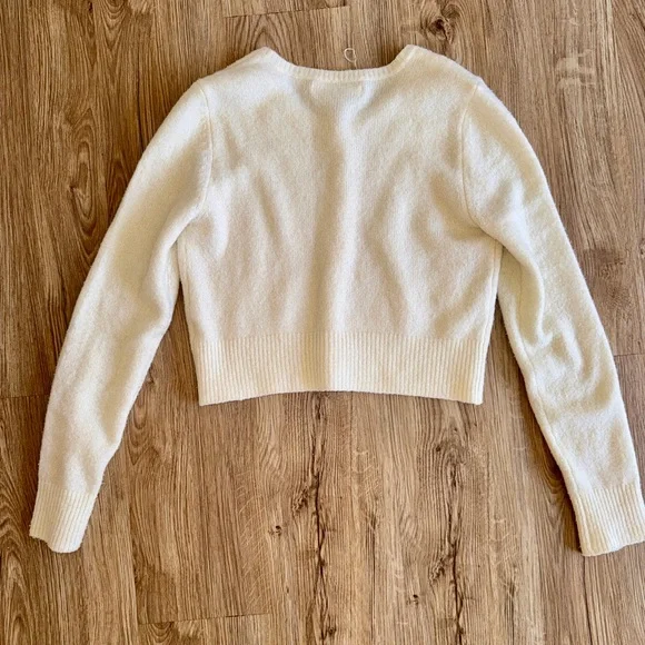 Abercrombie Pearl-Button Crewneck Cardigan Sweater in Cream- Size Medium - Picture 3 of 14